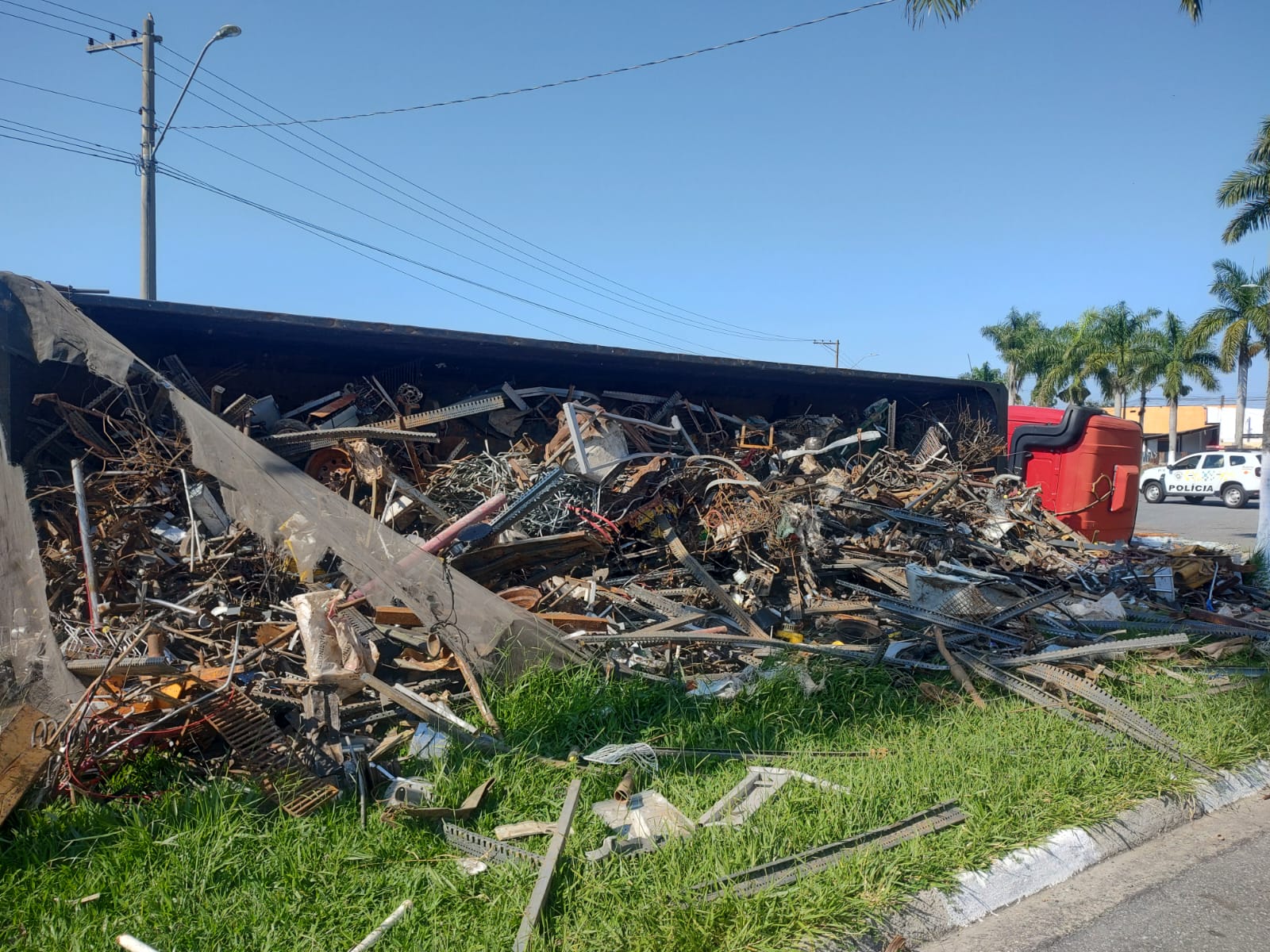 carreta de sucata tomba na rodovia em pinda carreta de sucata tomba na rodovia em pinda