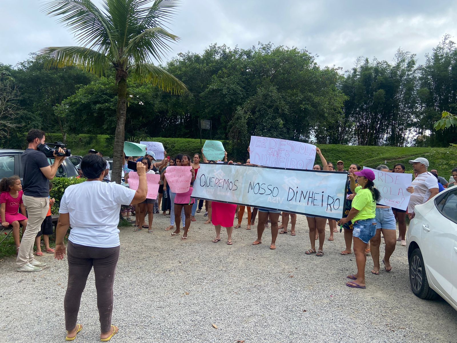 moradores da vila sahy fazem protesto por doações em ssb moradores da vila sahy fazem protesto por doações em ssb