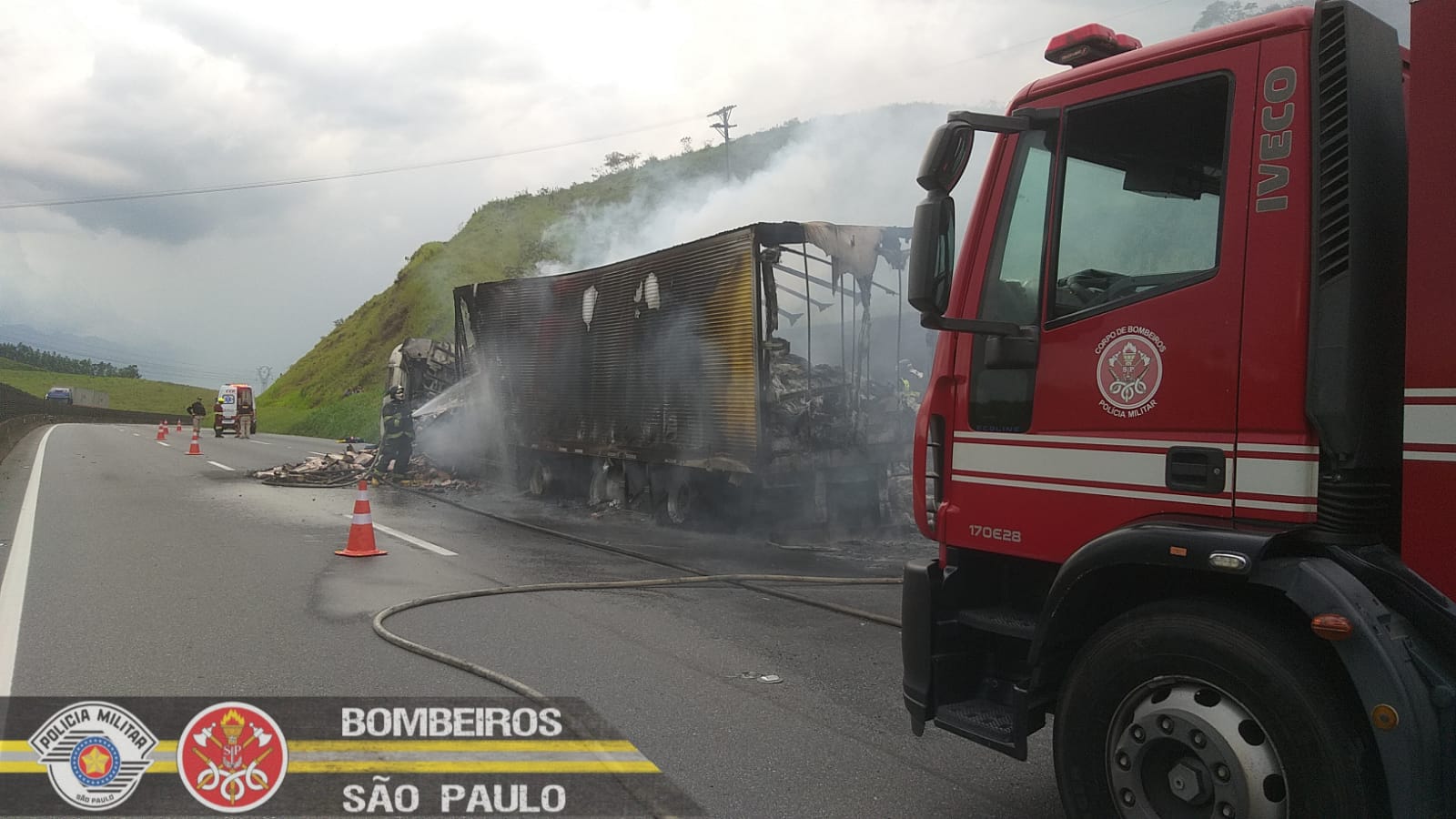 caminhão de carne fogo na dutra lavrinhas