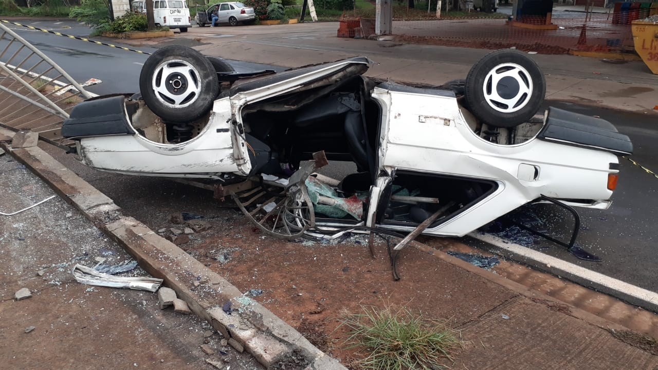 Jovem fica preso nas ferragens após acidente de carro no centro da Capital  - O Estado Online