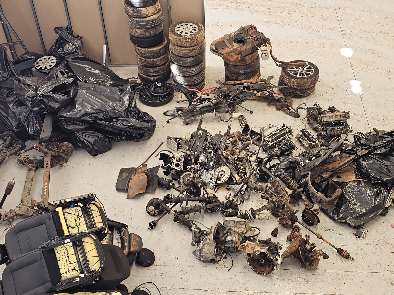 Na tarde desta quinta-feira, investigadores da DIG localizaram um desmanche ilegal no bairro Chapéu do Sol, em Monte Mor.