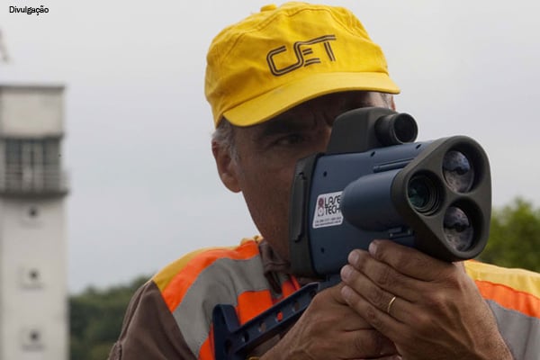 agente-de-transito-arma-rad