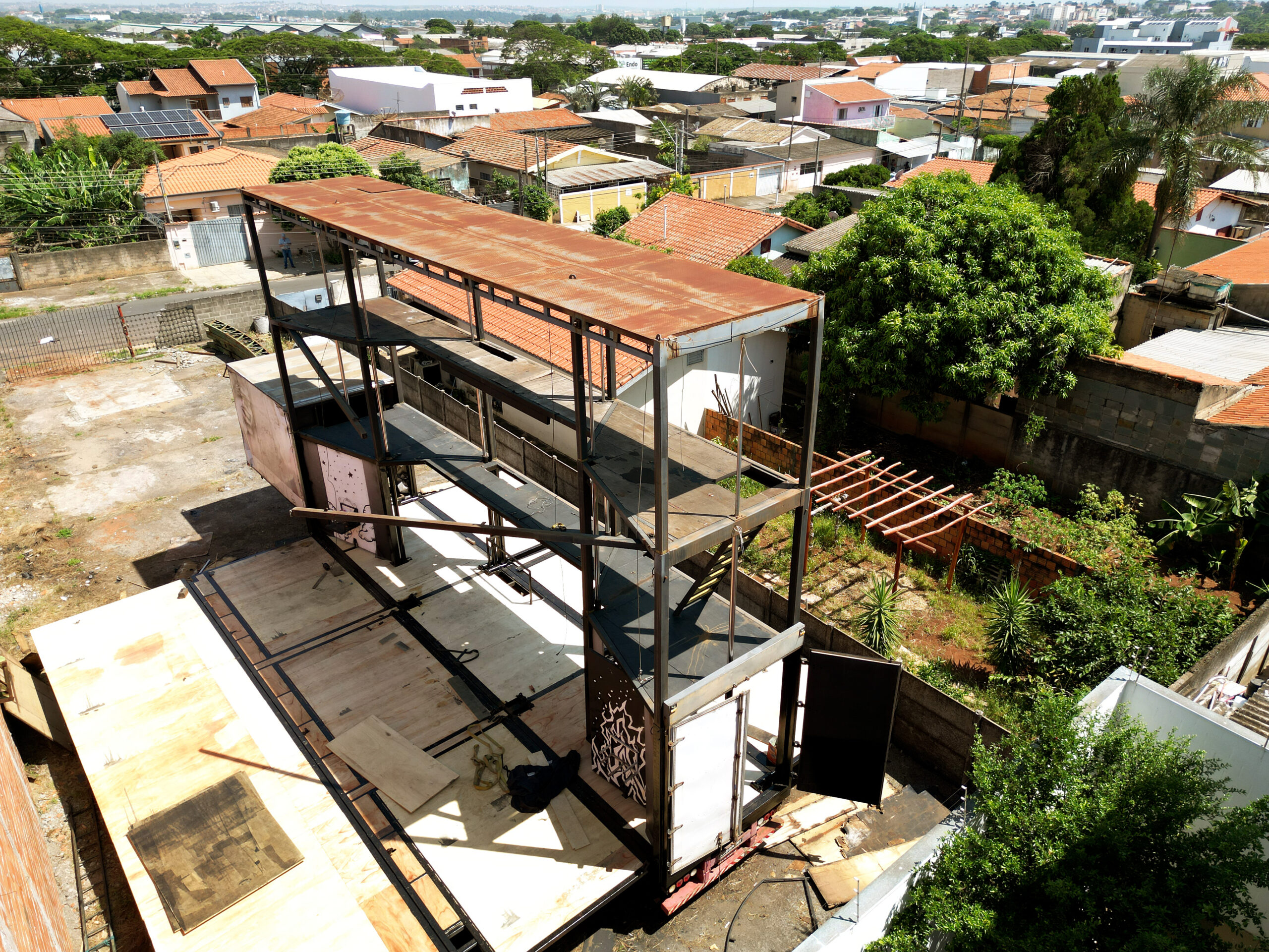 Carreta será transferida para a Pedreira do Chapadão na próxima semana para espetáculo.