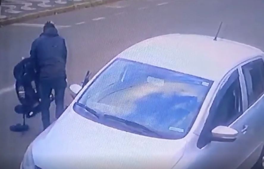 Homem tenta furtar carro, mas acaba levando cadeirinha Homem tenta furtar carro, mas acaba levando cadeirinha