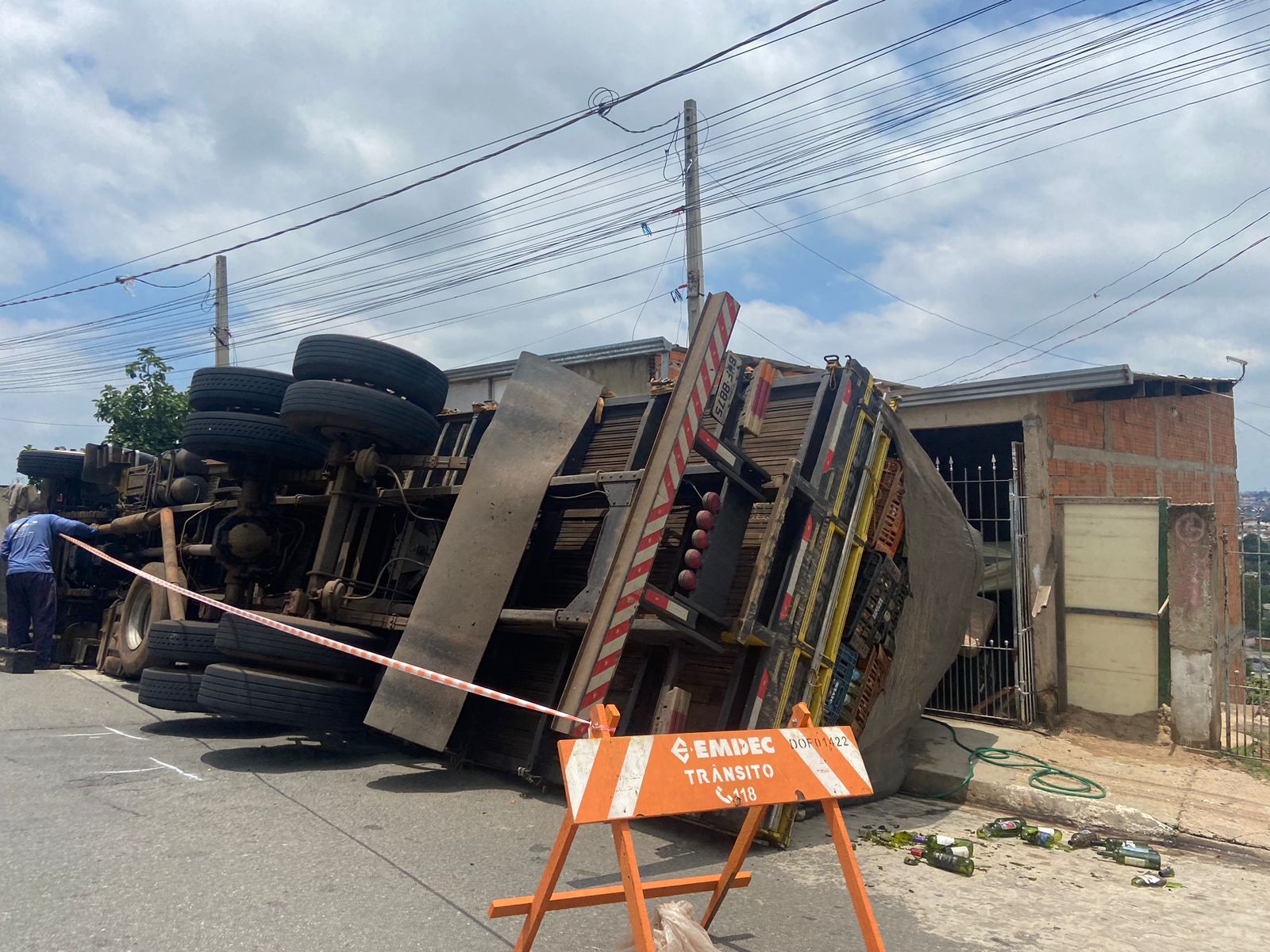 Caminhão tomba e atinge casa em Campinas