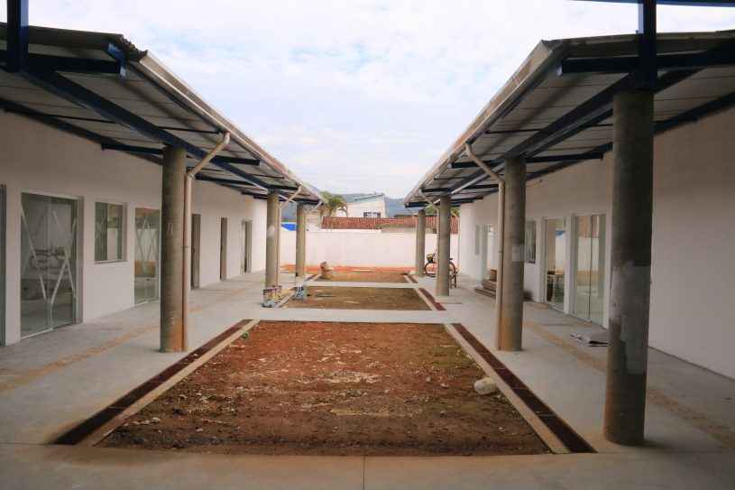 corpo de mulher O corpo de uma mulher, não identificado, foi encontrado ao lado da caixa d'água de um prédio em obras da Prefeitura de Caraguatatuba