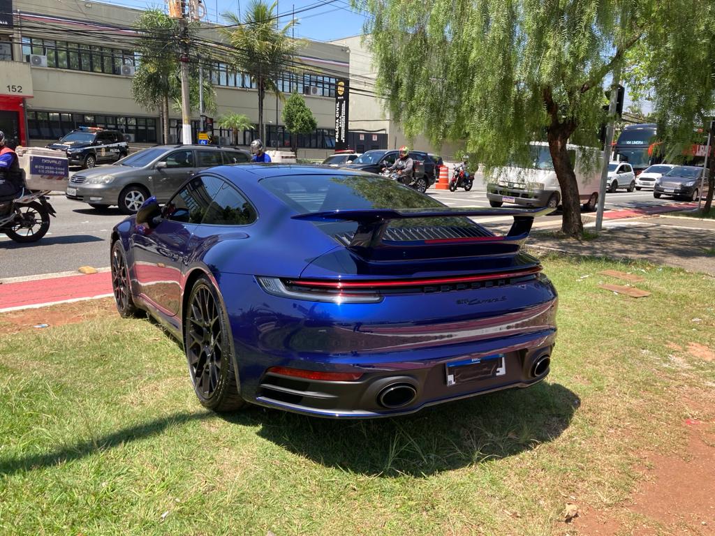 Deic descobre esquema de exportação de cocaína e apreende carros de luxos