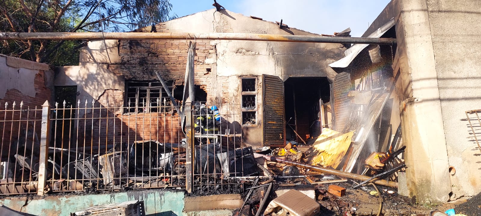 Campinas homem ateia fogo em casa e moradores perdem tudo Campinas homem ateia fogo em casa e moradores perdem tudo