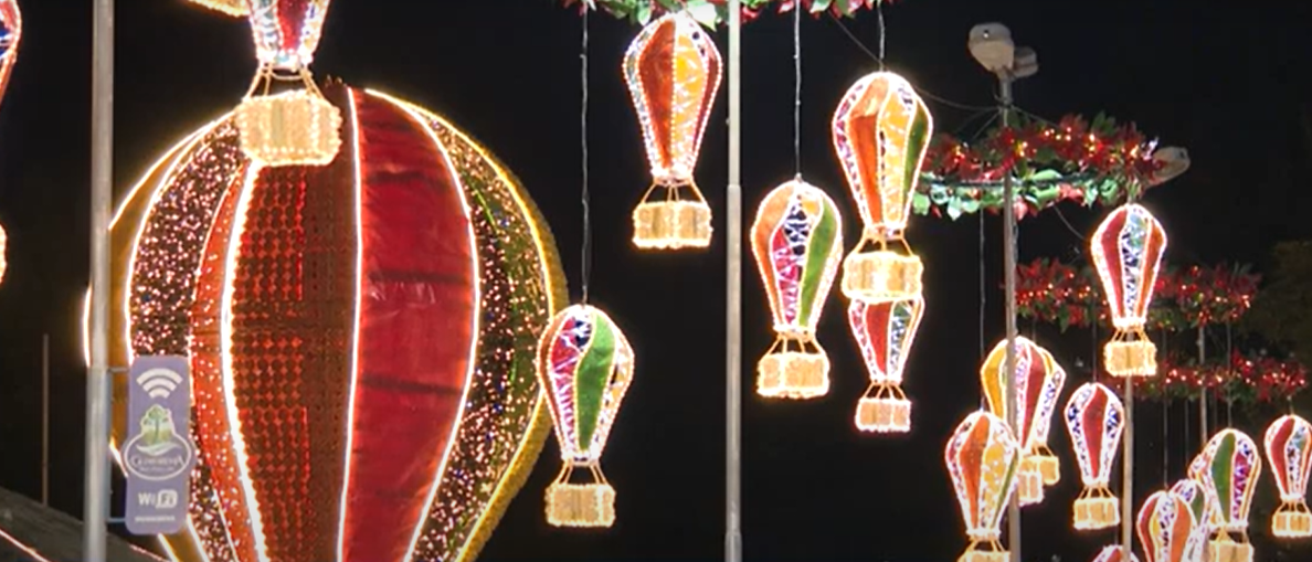 Na noite desta quarta-feira (05), as luzes da decoração natalina da cidade de Guararema, conhecida como a 