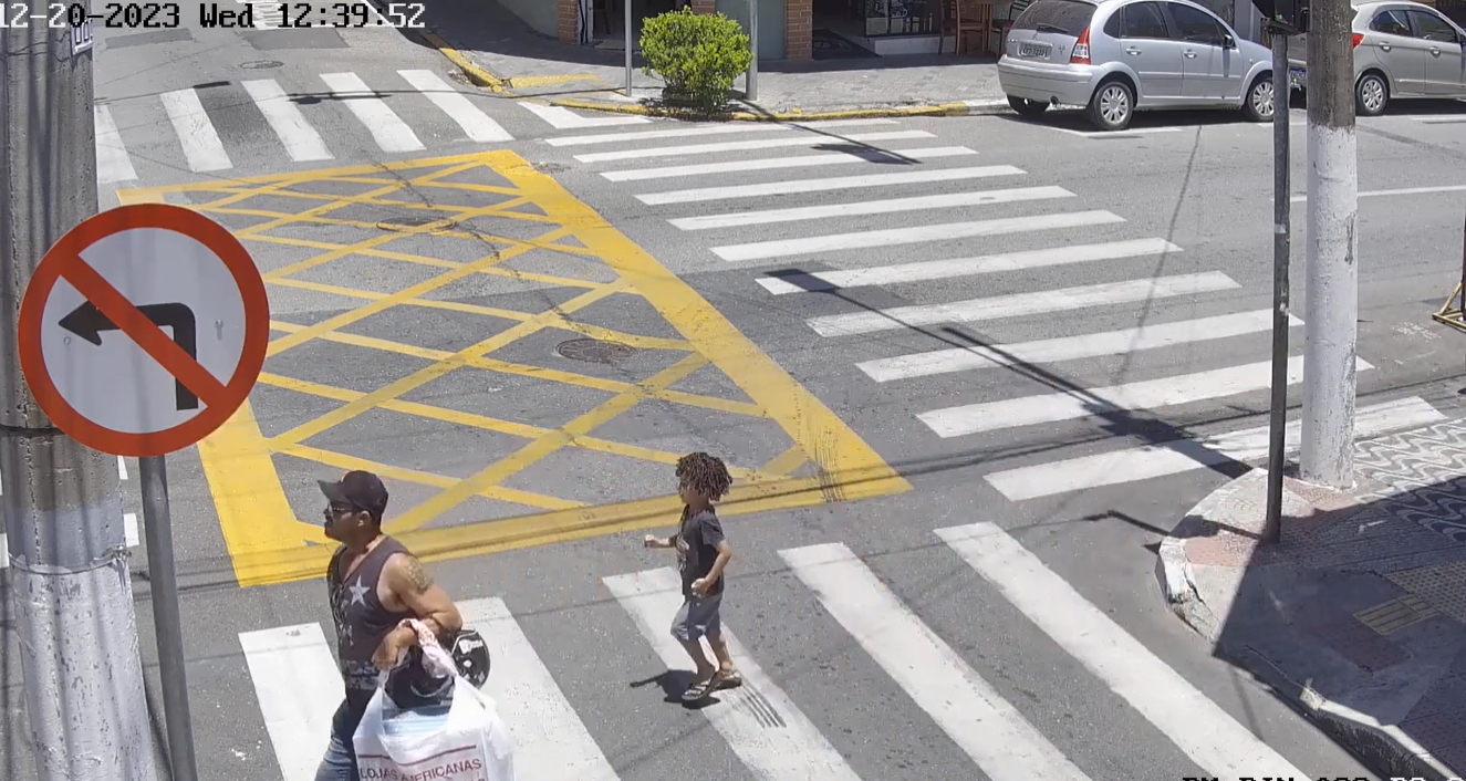 CRIANÇA SE PERDE DA MÃE E É ENCONTRADA PELA GCM EM PINDA CRIANÇA SE PERDE DA MÃE E É ENCONTRADA PELA GCM EM PINDA