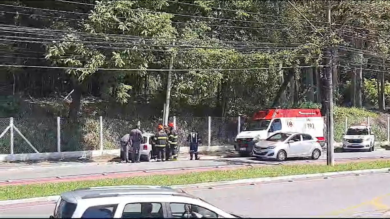 carro bate em posto em taubaté carro bate em poste em taubaté