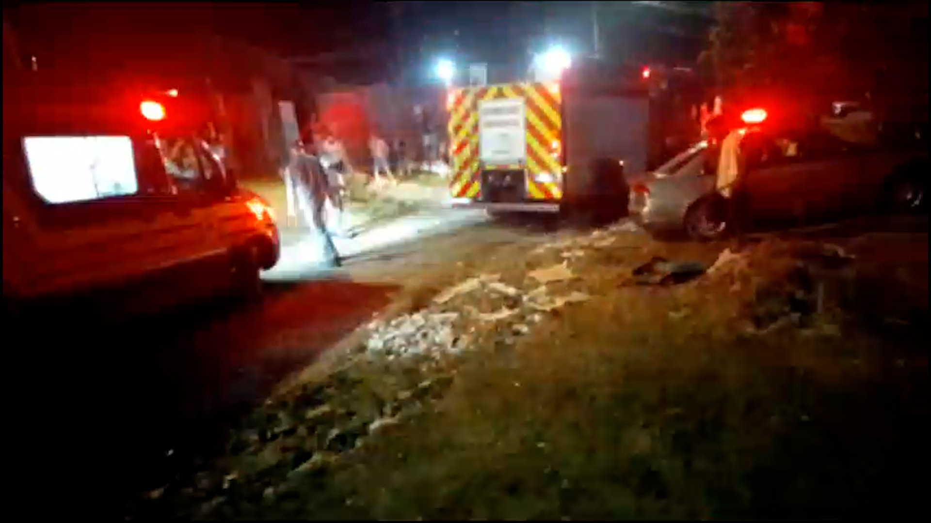 Casa pega fogo em Americana e corpo é encontrado entre os destroços