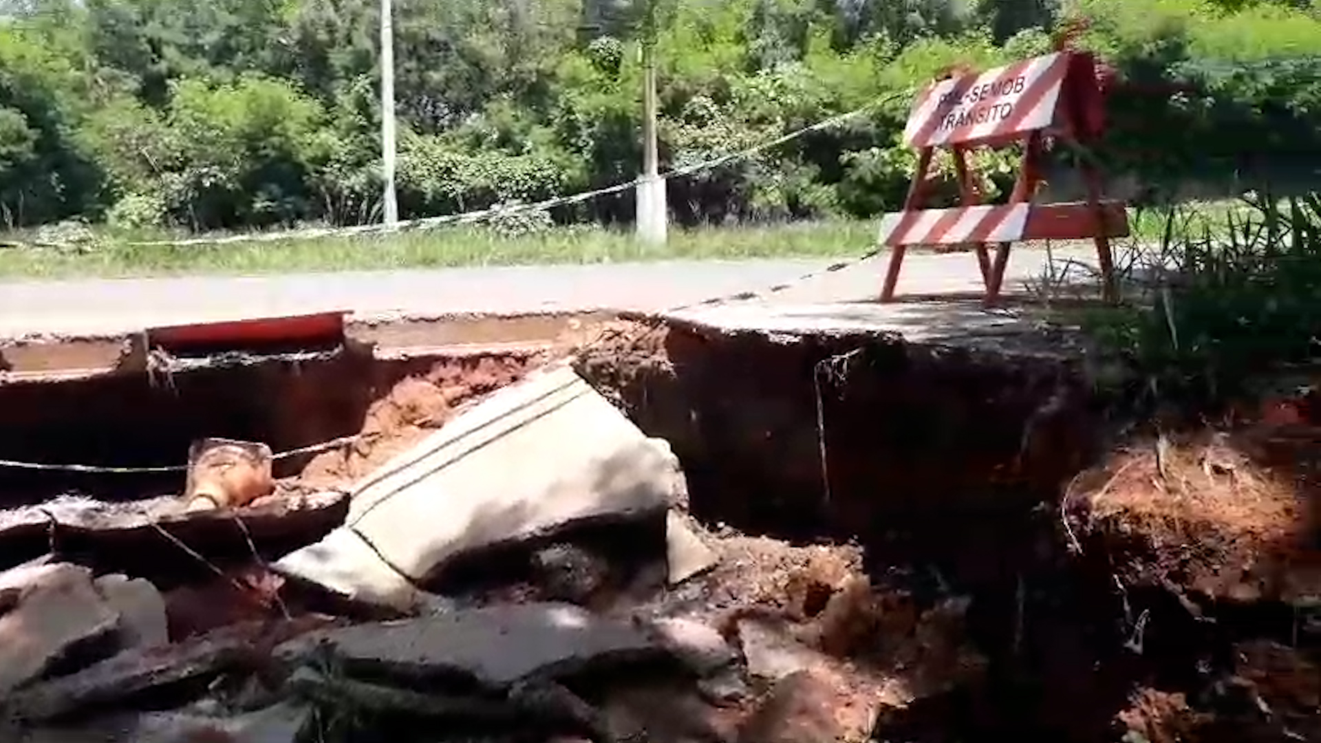 Cratera em avenida de Limeira preocupa moradores Cratera em avenida de Limeira preocupa moradores