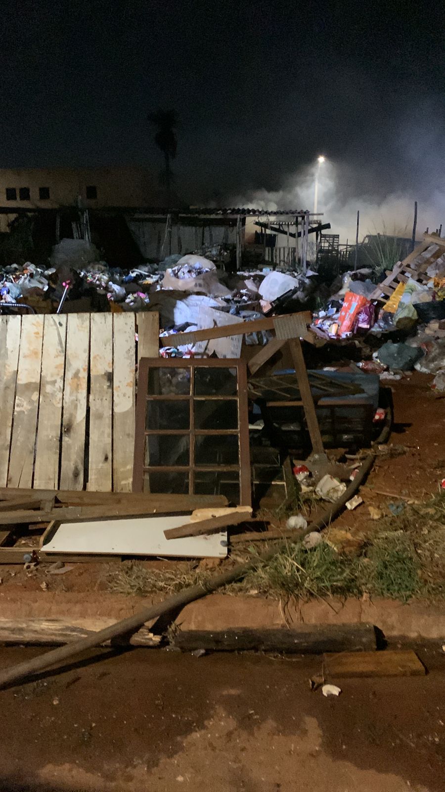 Incêndio de grandes proporções atinge depósito de recicláveis em Americana 1 Incêndio de grandes proporções atinge depósito de recicláveis em Americana