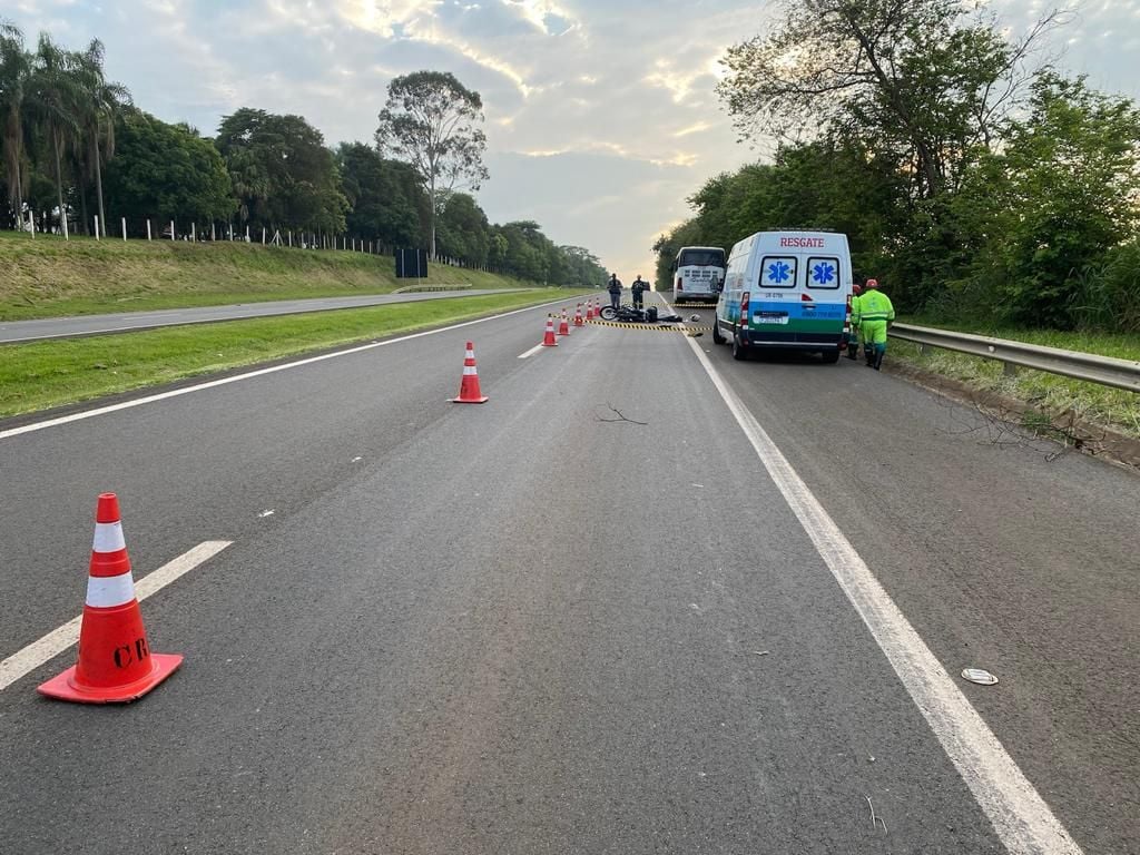 Motociclista morre após acidente na Rodovia Zeferino Vaz Motociclista morre após acidente na Rodovia Zeferino Vaz