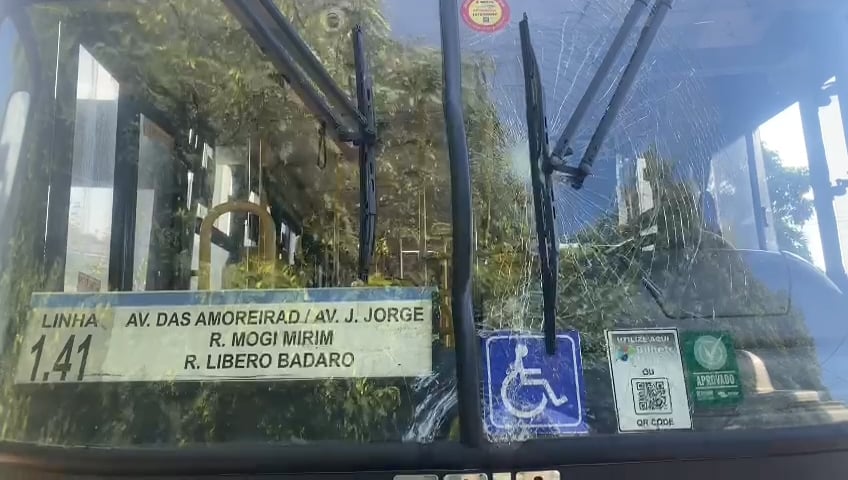 Ônibus do transporte coletivo de Campinas perde o freio e se envolve em acidente