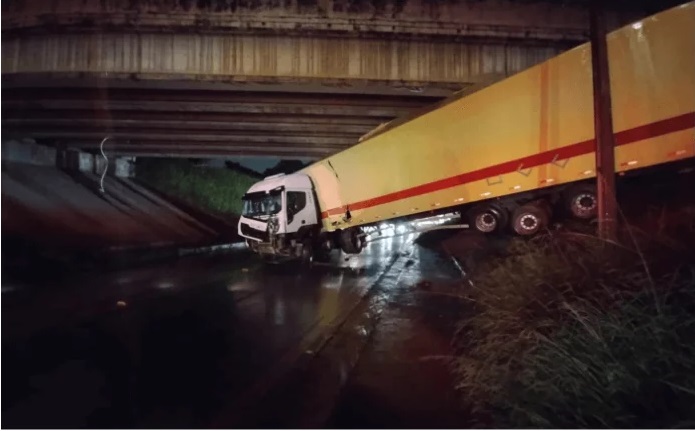 Caminh\u00e3o cai de viaduto na Rodovia Fern\u00e3o Dias em Bragan\u00e7a Paulista