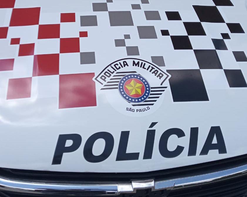 O autor foi encontrado na sala com uma faca ensanguentada e foi imediatamente contido, algemado e levado ao hospital com ferimentos no peito. O autor foi encontrado na sala com uma faca ensanguentada e foi imediatamente contido, algemado e levado ao hospital com ferimentos no peito.