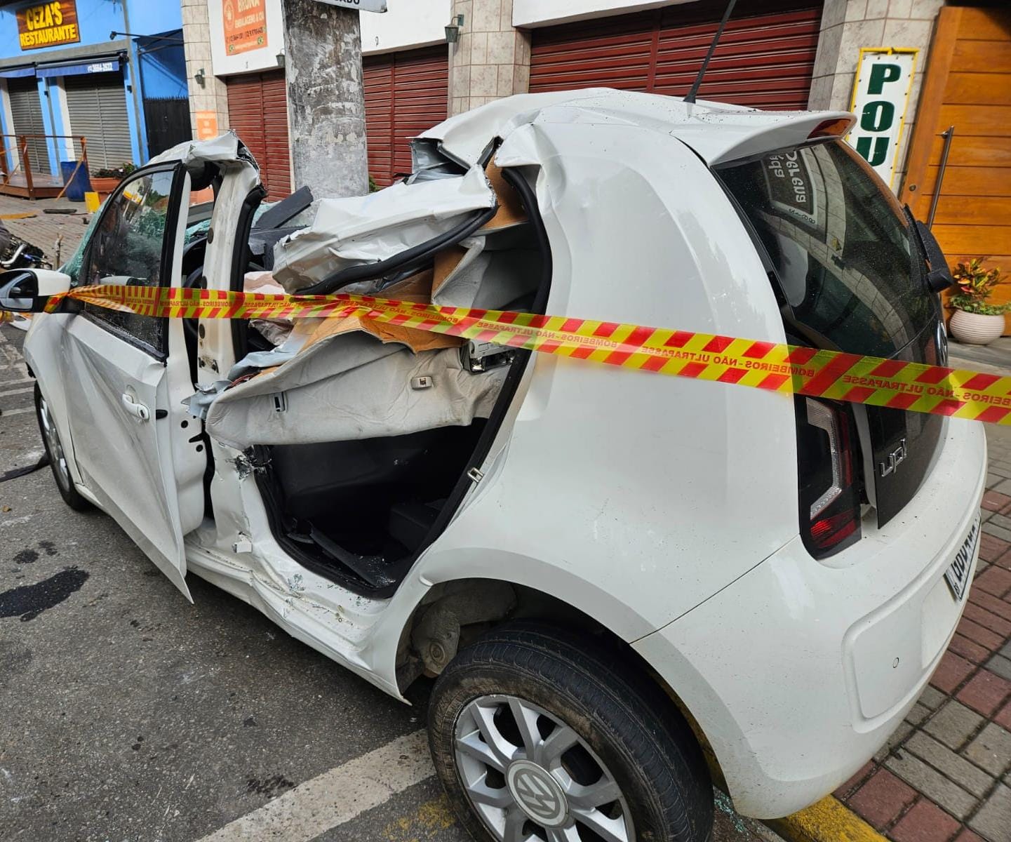carro bate contra poste em campos do jordão