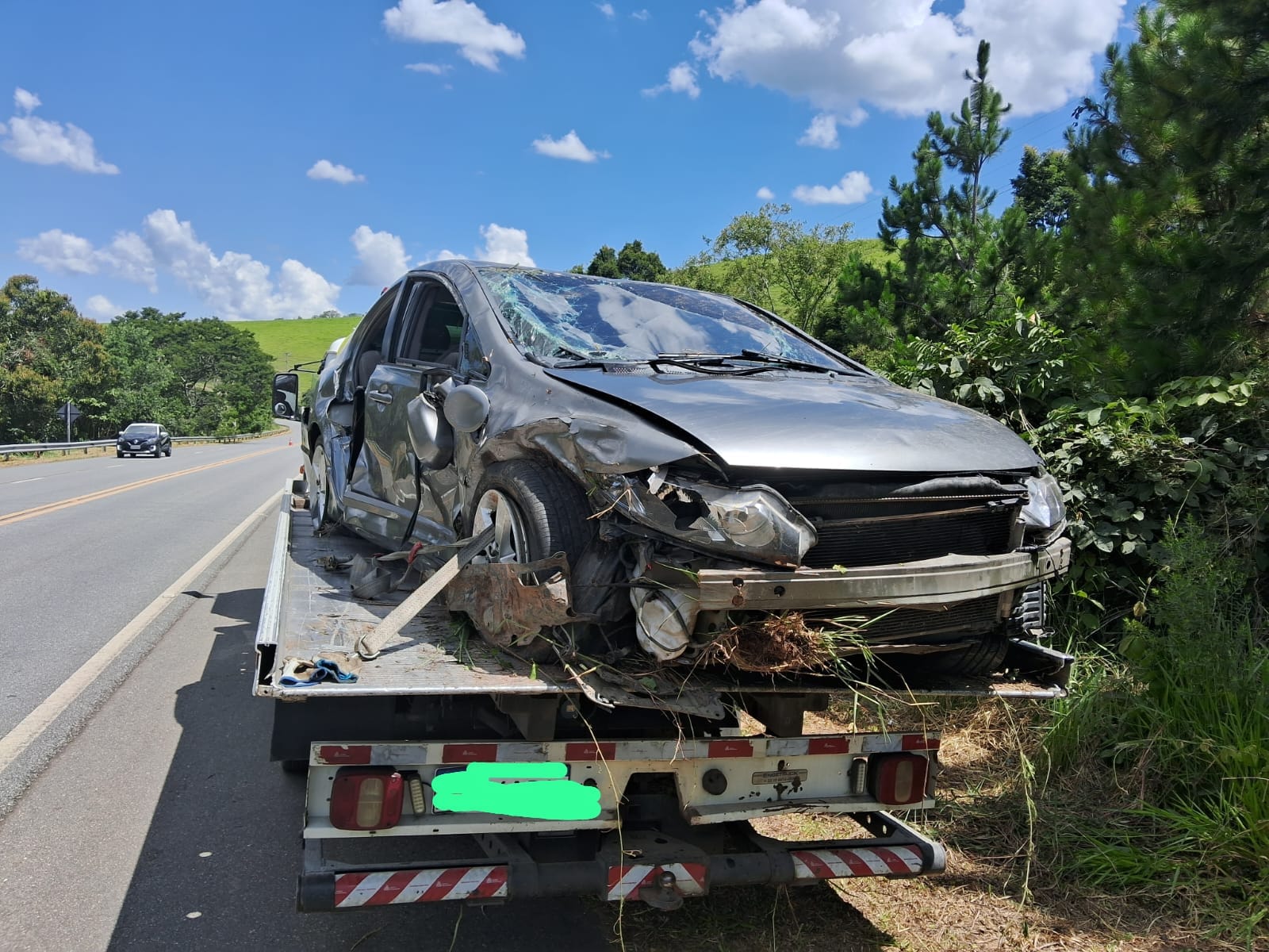 carro capota cunha carro capota cunha quatro pessoas feridas