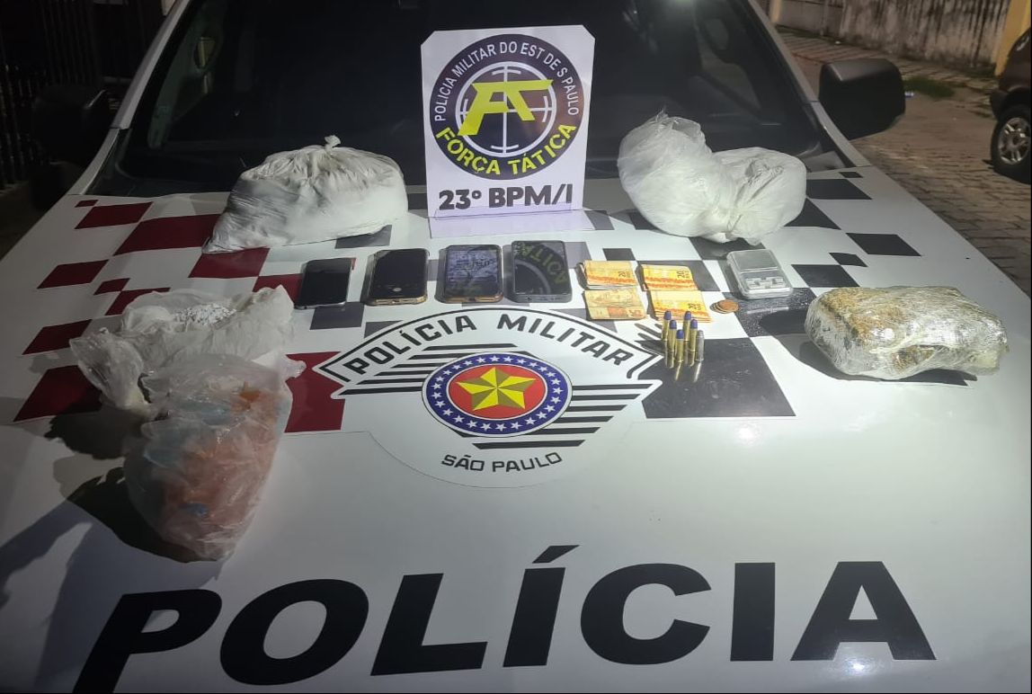 Dois homens foram presos por tráfico de drogas e porte ilegal de munições na Avenida Brasil, no bairro Cidade Industrial, em Lorena