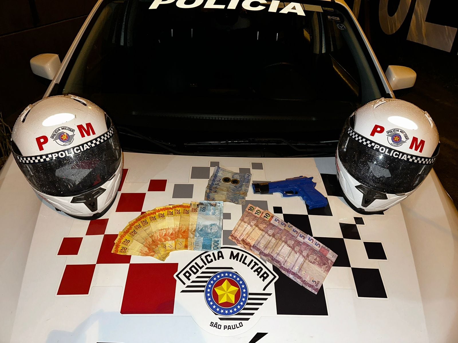 Um detento beneficiado pela 'saidinha' temporária foi preso depois de roubar um comércio no centro de Caraguatatuba nessa terça-feira