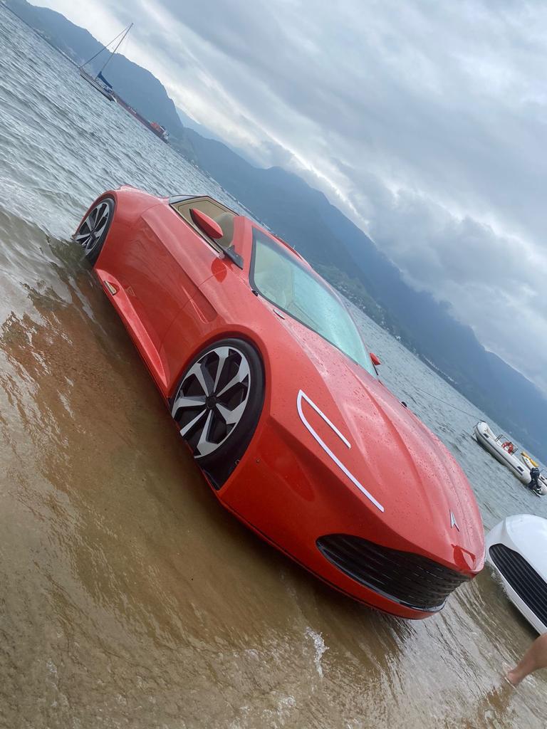 carro de luxo Parece coisa de filme de Hollywood, um carro de luxo que anda pelas águas das praias de Ilhabela. Uma lancha em formato de um automóve