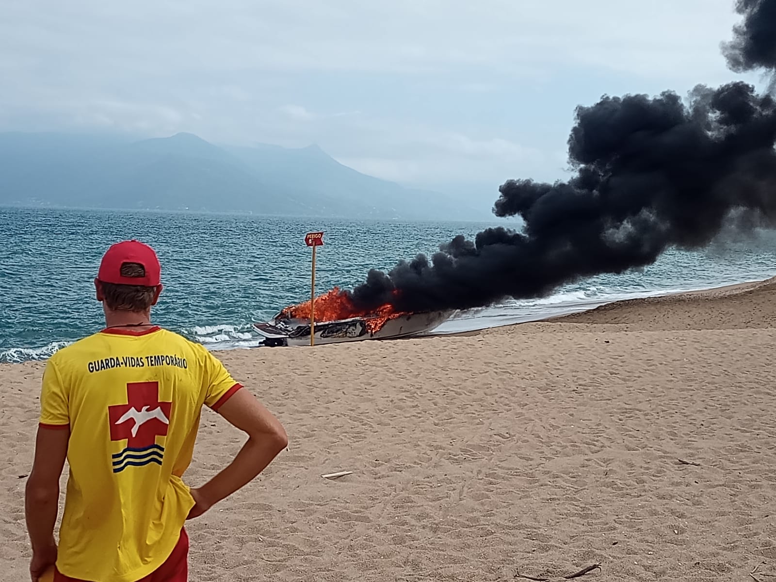 lancha pego fogo em caraguá