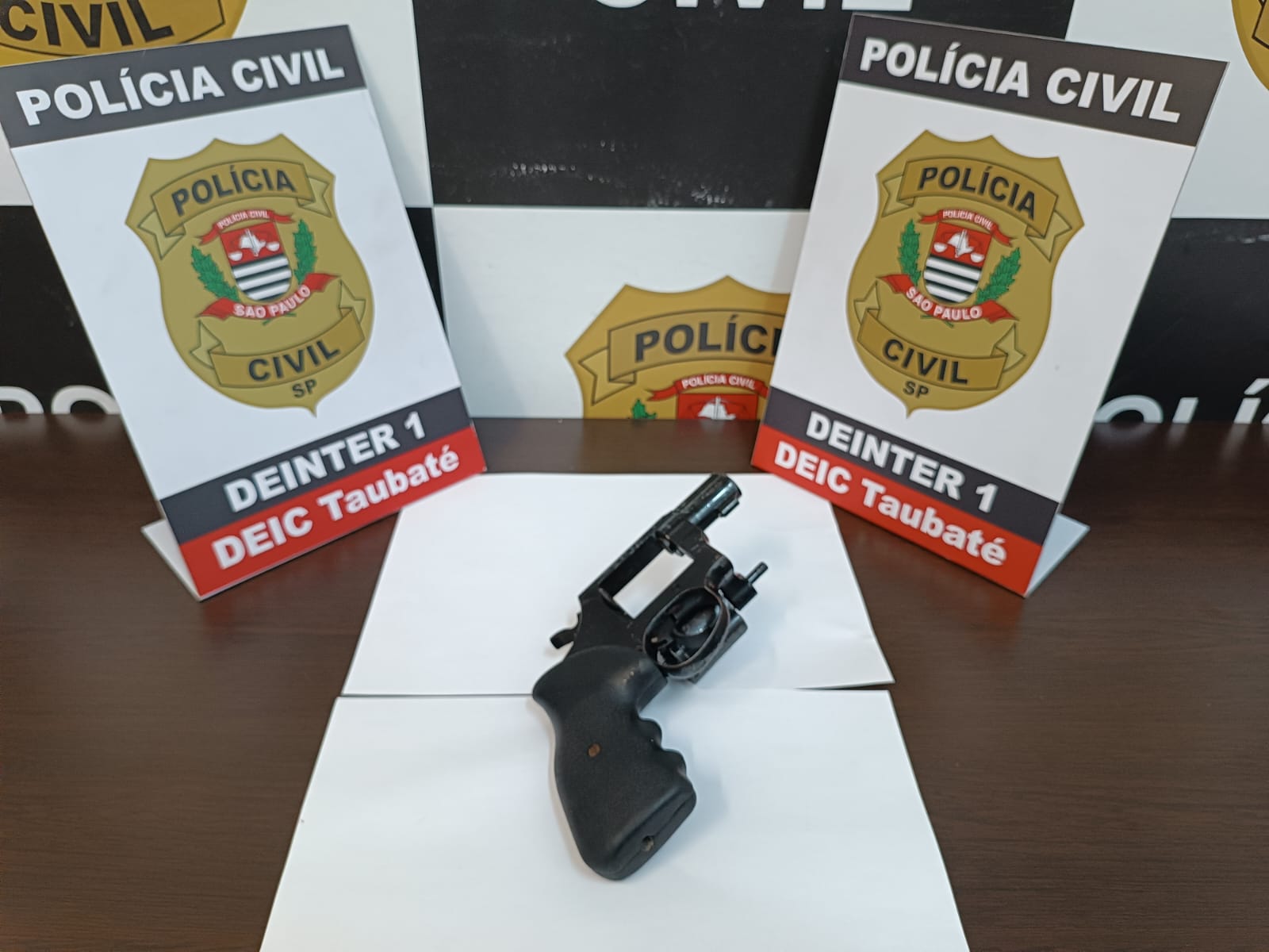 suspeito Um homem, de 34 anos, suspeito de ostentar armas em vídeos que circulam nas redes sociais, foi preso no bairro Esplanada Santa Terezinha