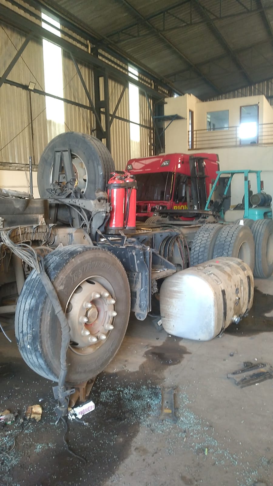 Um trio de homens foi preso por roubar e desmontar um caminhão na estrada Borda da Mata, em Caçapava, nesta quinta-feira