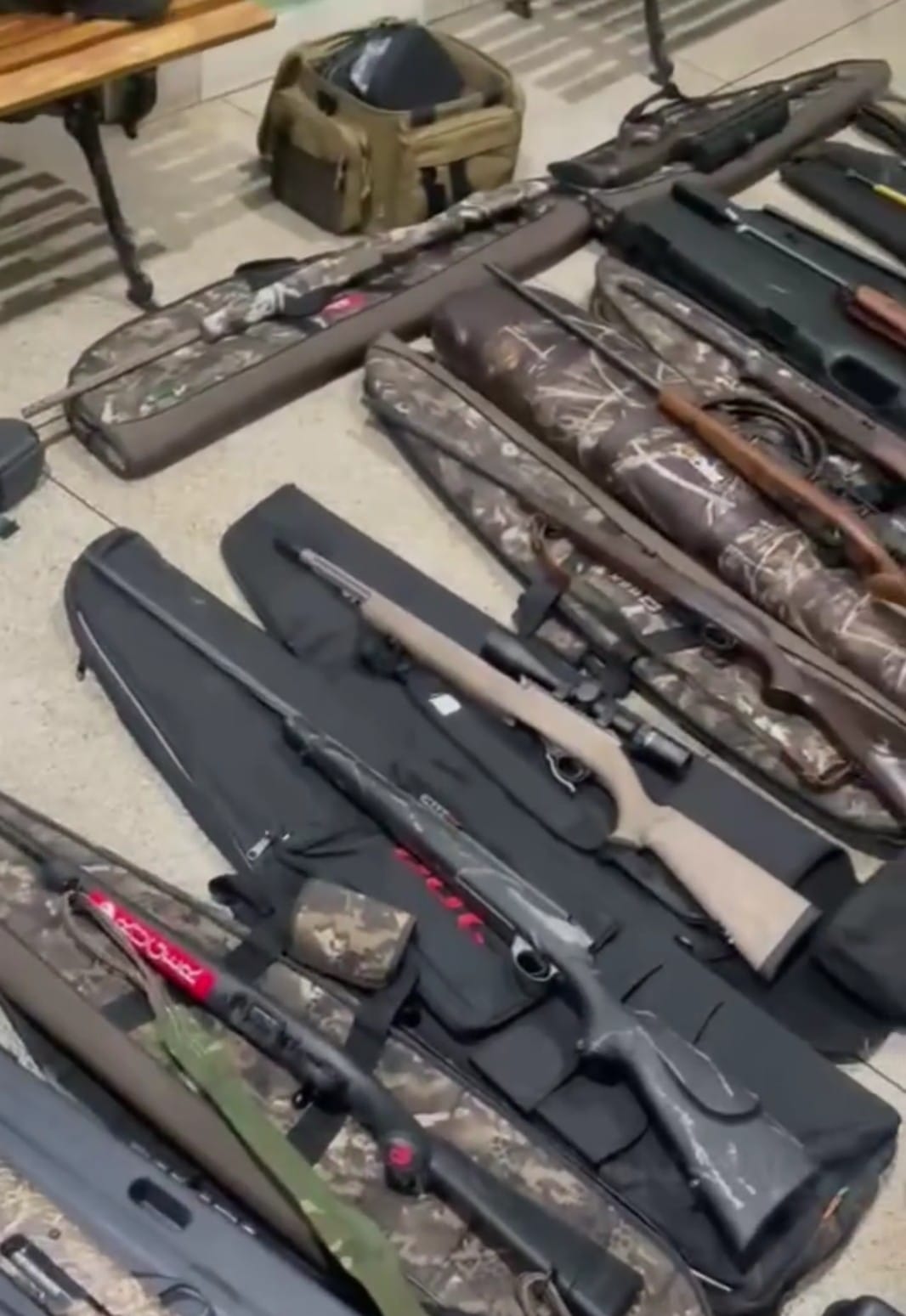 armas Polícia recupera parte das armas roubadas da casa de um colecionador