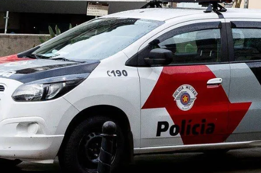 Motociclista reage a assalto e atinge vítimas que passam no local