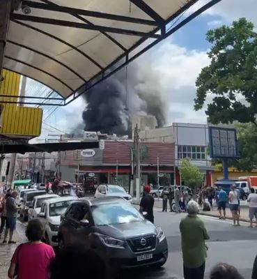 Incêndio de grandes proporções atinge loja em Limeira