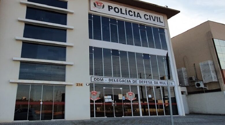 morta a facadas Uma mulher foi encontrada morta dentro da própria casa com sinais de enforcamento na manhã desta terça-feira (19), no Jardim Morumbi