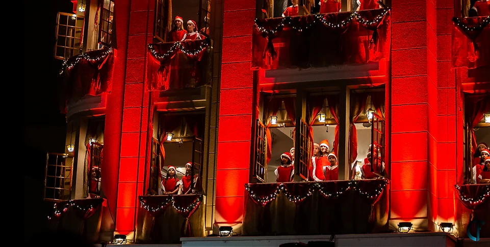 meninos cantores Meninos cantores se apresentam hoje nas janelas do Pinguim