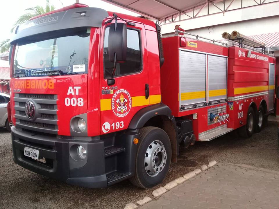 15_06_2018-Corpo-de-Bombeiros-de-Cacoal-Auto-Tanque Corpo de Bombeiros é acionado para atender incêndio em loja da Rua José Bonifácio