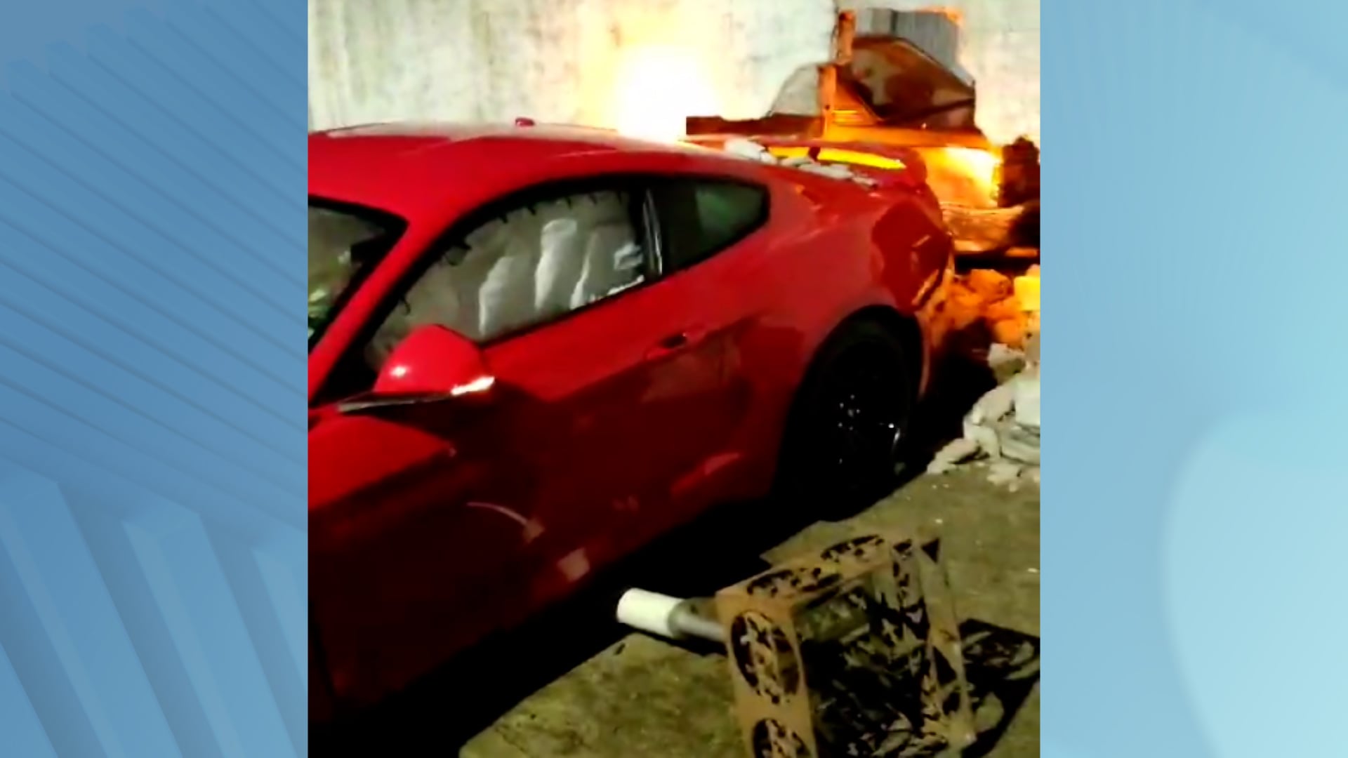 Motorista de carro de luxo perde controle e derruba muro de uma casa no interior de SP