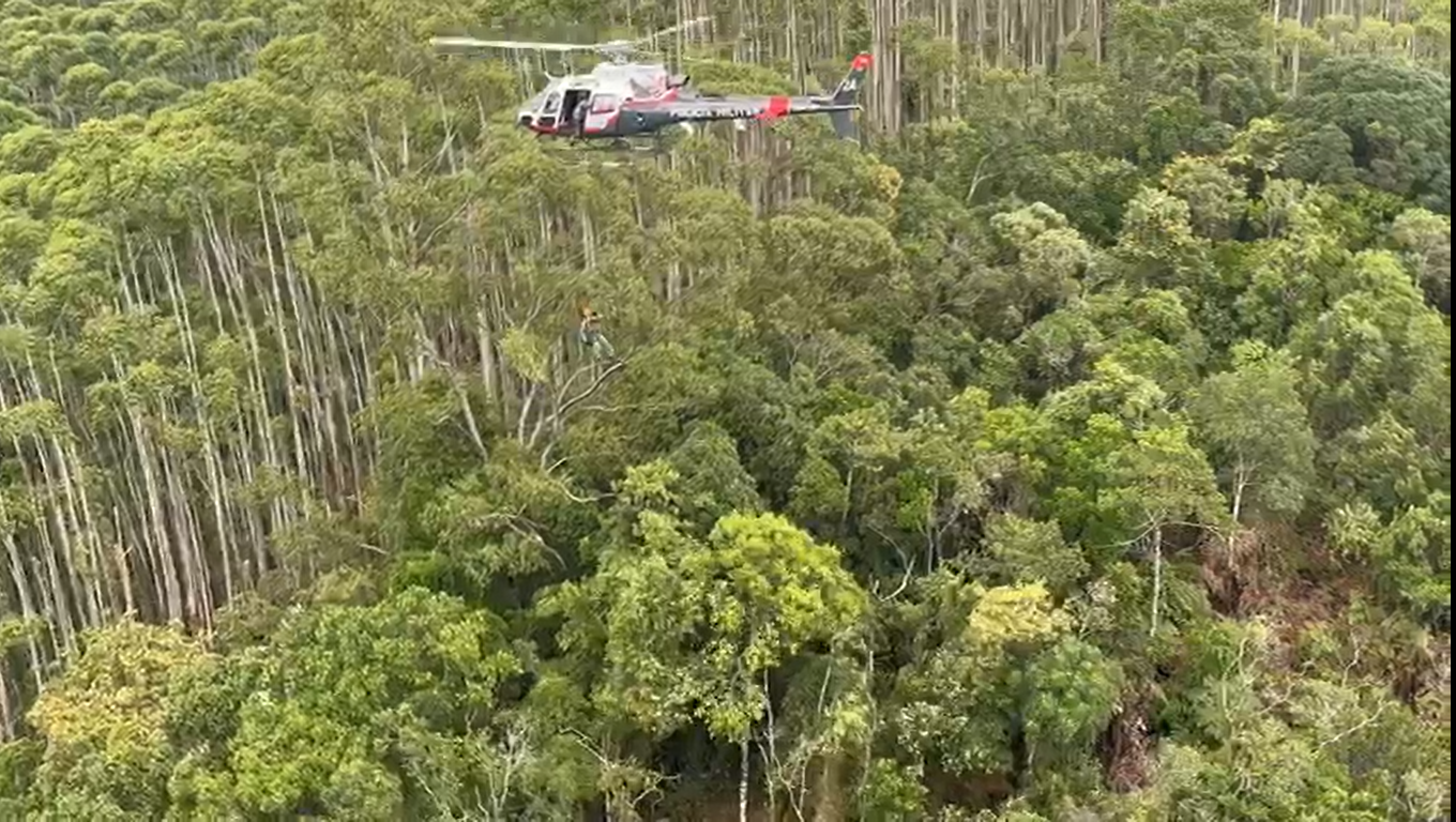 PM faz rapel para chegar até os destroços do helicóptero encontrado em Paraibuna