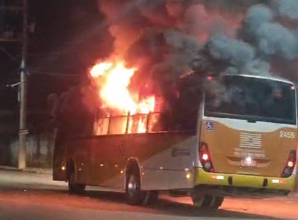 ônibus do transporte público incendiado em sjc