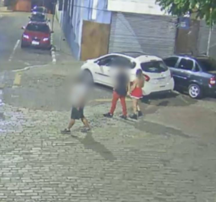Prefeitura divulga imagens de casal que fez sexo na praça