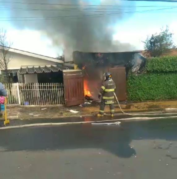 Brechó fica destruído após brincadeira de criança com fósforo em Americana Brechó fica destruído após brincadeira de criança com fósforo em Americana