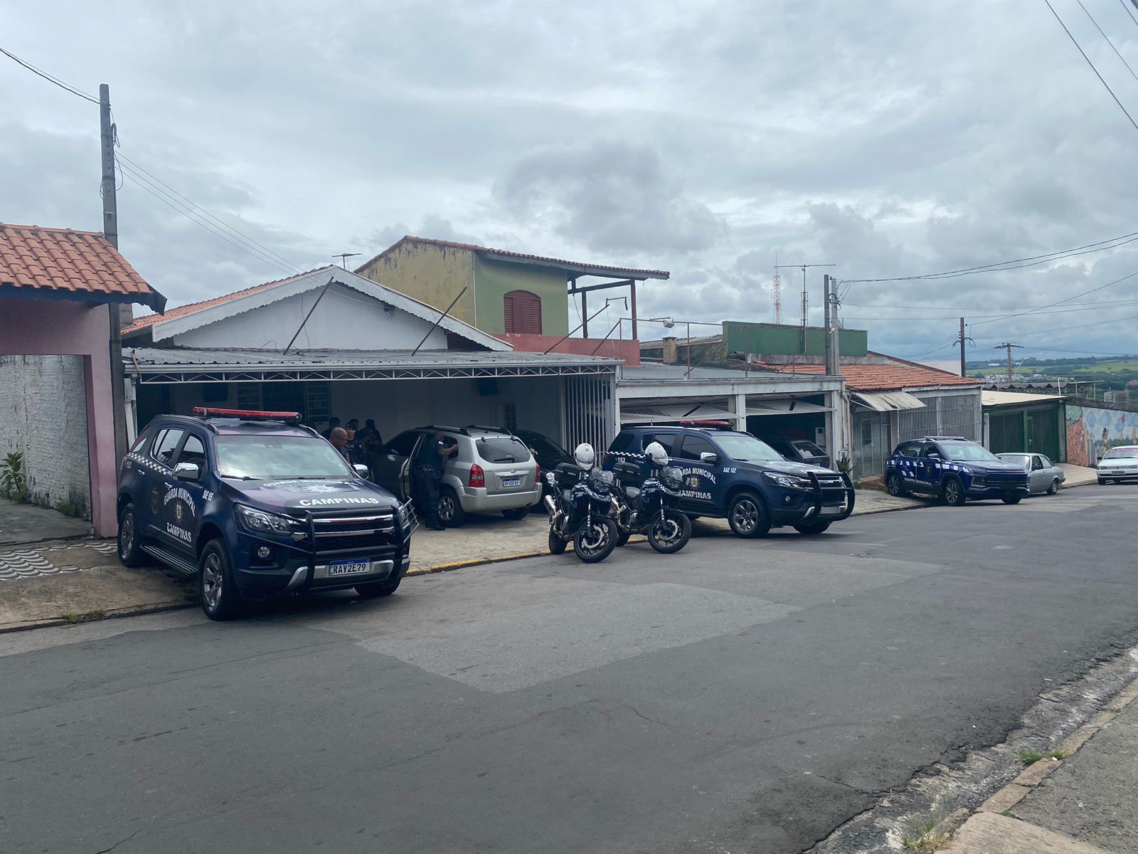 Guarda detém trio suspeito de extorquir cliente em casa noturna do Jardim Itatinga Guarda detém trio suspeito de extorquir cliente em casa noturna do Jardim Itatinga