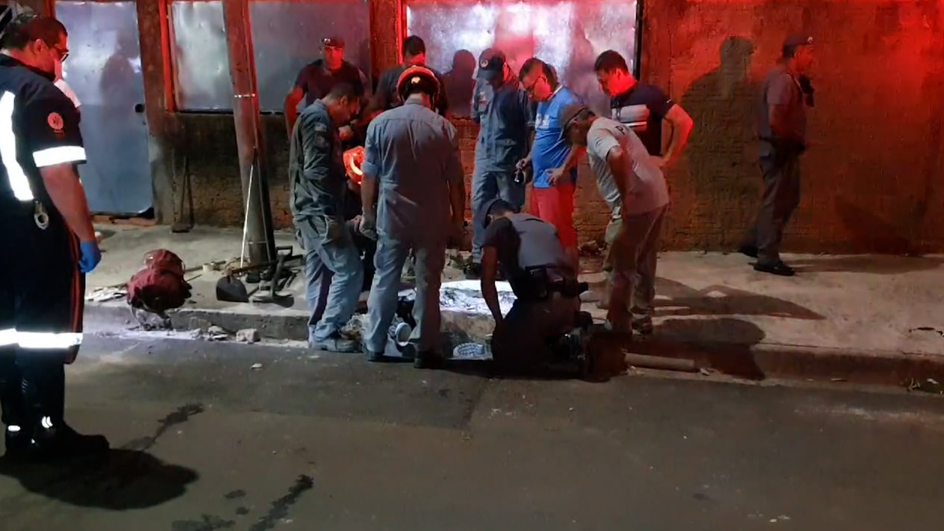 Jovem de 14 anos fica presa dentro de bueiro no interior de SP; veja o resgate