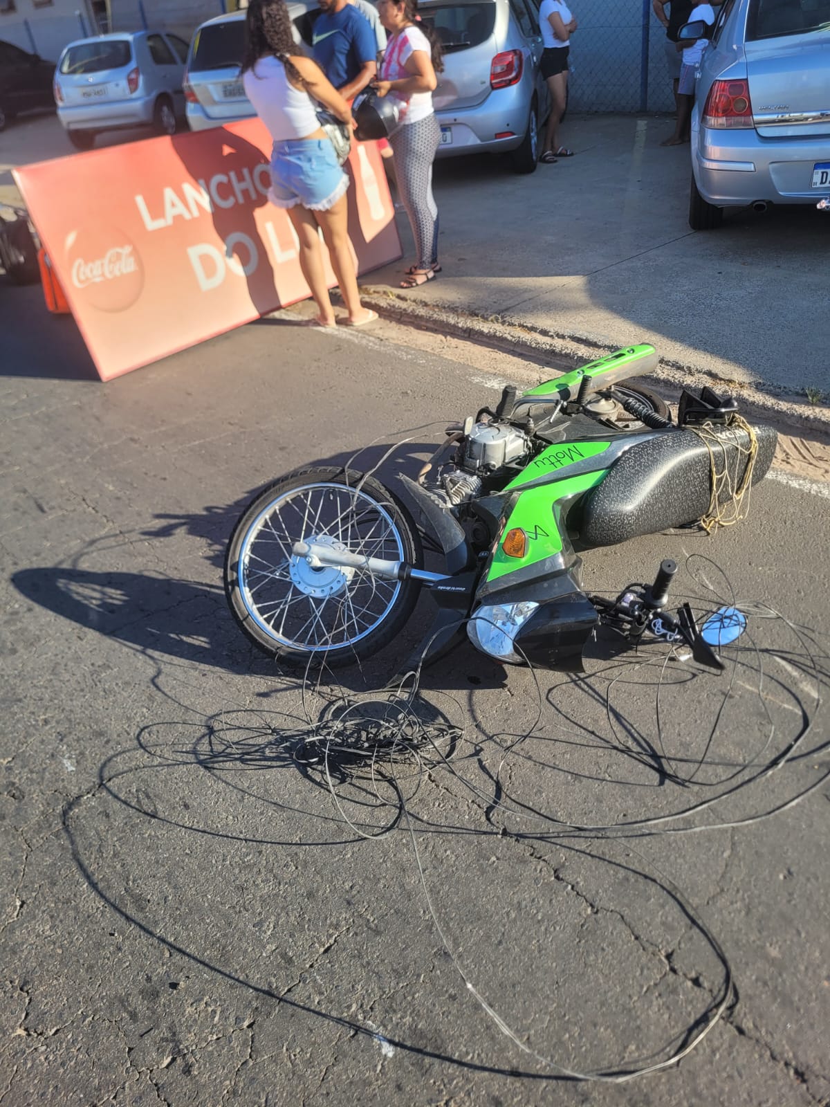 Motoboy se enrosca em fios soltos de telefonia e se acidenta na Av. John Boyd Dunlop Motoboy se enrosca em fios soltos de telefonia e se acidenta na Av. John Boyd Dunlop