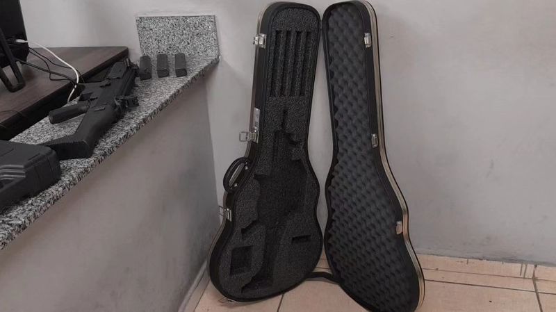 mala de violão A Polícia Militar apreendeu armas que estavam escondidas dentro de uma mala de violão em uma casa na Estrada Municipal Itapecerica
