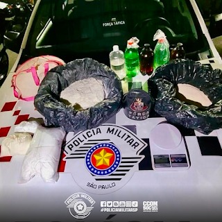Dois homens foram presos por tráfico de drogas no bairro Campo dos Alemães, em São José dos Campos, nessa segunda-feira (01). Dois homens foram presos por tráfico de drogas no bairro Campo dos Alemães, em São José dos Campos, nessa segunda-feira (01).