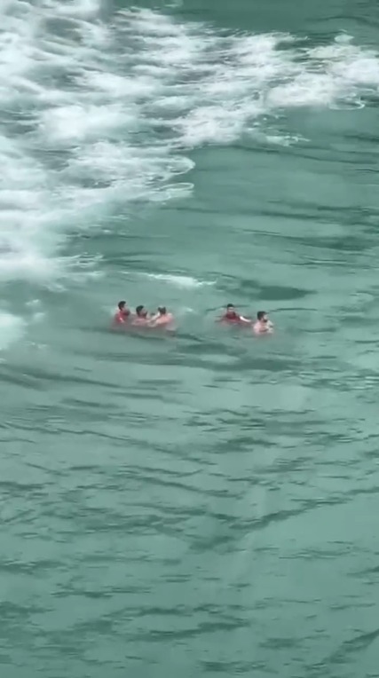 Três banhistas são resgatados em alto mar em Ubatuba