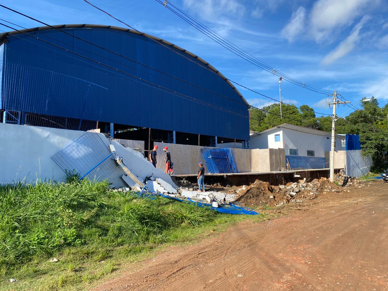Muro de uma escola caí após temporal na cidade de Campinas