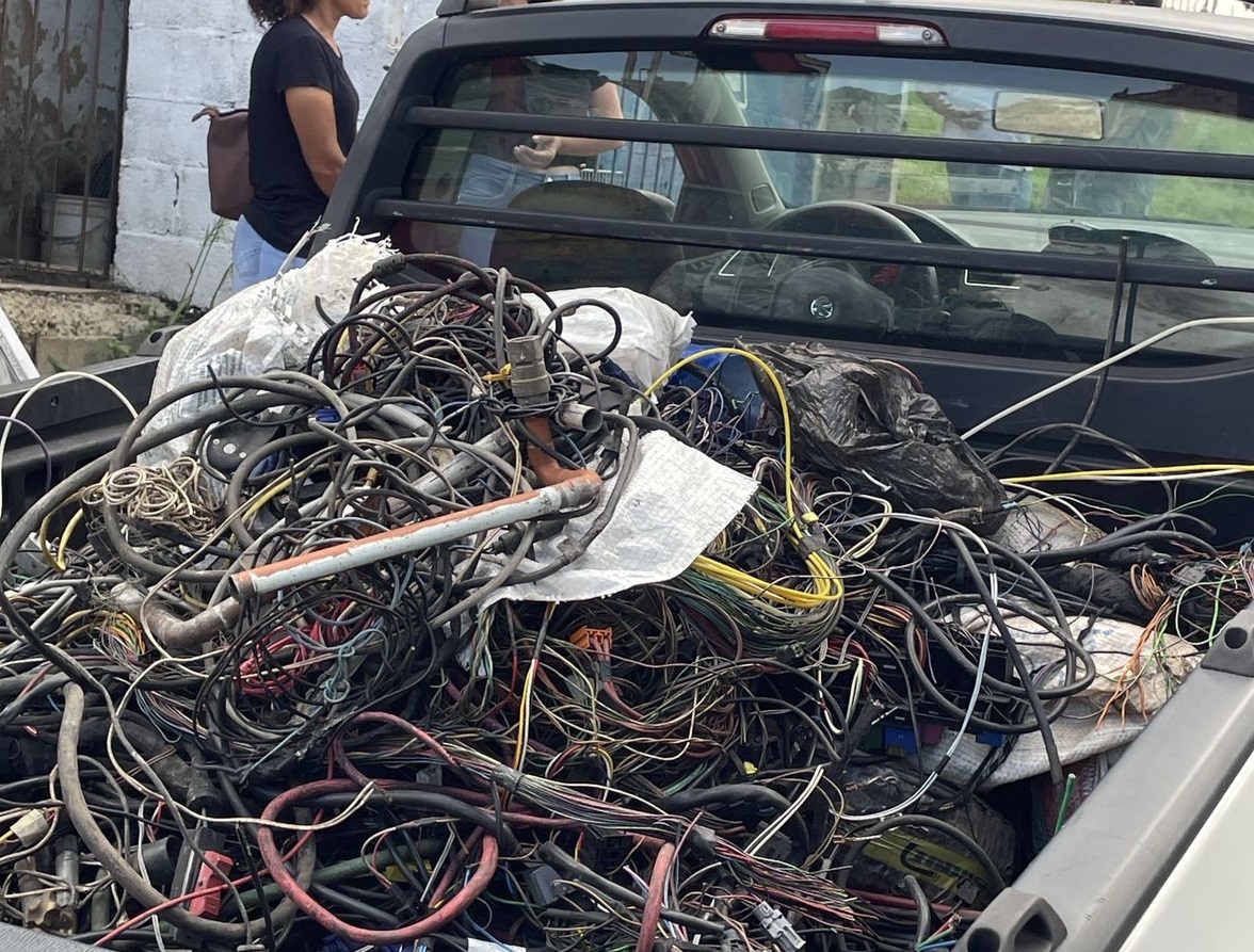 Durante a Operação Ferro Velho, a Guarda Civil Municipal fechou um estabelecimento por irregularidade no alvará e apreendeu mais de 200kg de fios de cobre em Taubaté.