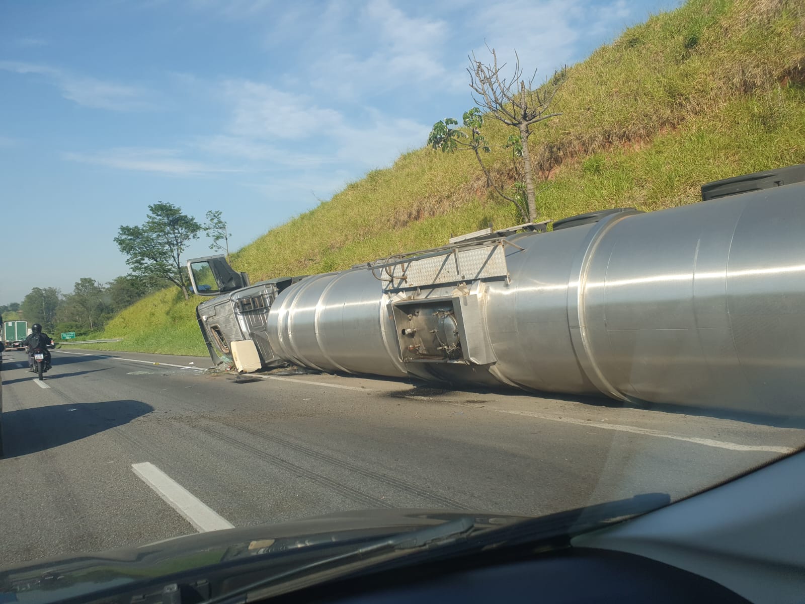 dutra é liberada caminhão gasolina pinda